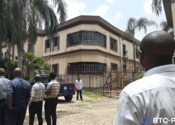 EFCC officers outside the Big Leaf Building in Lagos during the raid on a crypto scam operation.